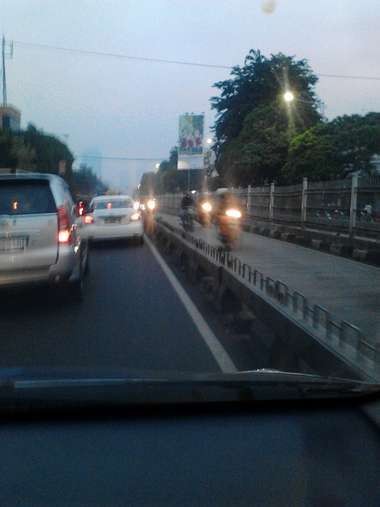Nekat! Ada Razia di Busway Mampang, Pemotor Putar Balik