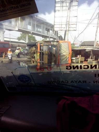 Truk Ini Terguling Gara-gara Lubang di Jalan Cakung-Cilincing