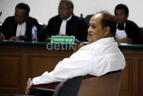 Sakit, Sidang Emir Moeis Ditunda