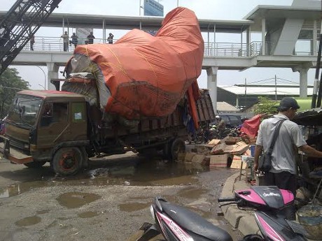 Truk Terguling Belum Dievakuasi, Lalin Pulogadung-Bekasi Macet Panjang