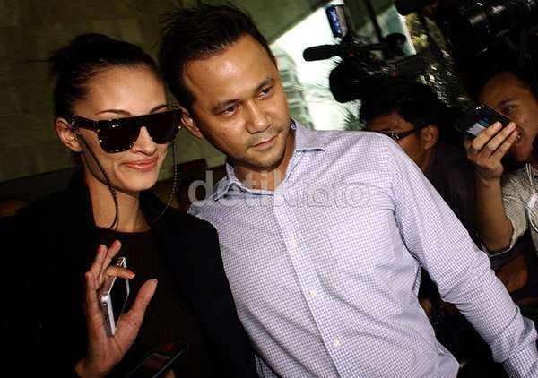 Artis Seksi Rebecca Terima Satu Unit Mobil dari Wawan