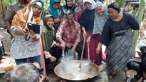 Menteri Lain ke Restoran, Dahlan Iskan Pilih Makan di Rumah Penduduk