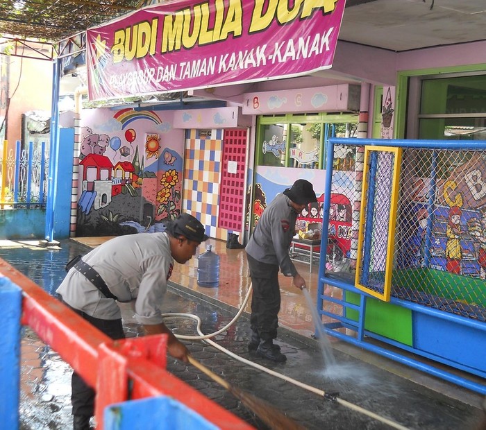 Bersihkan Sekolah dari Abu Kelud, Brimob Yogya Kerahkan Water Canon