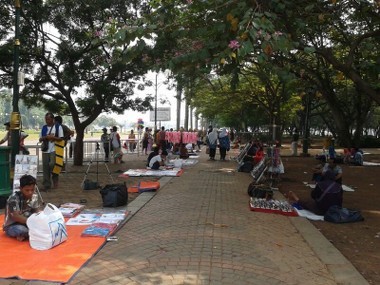 Dilema Pedagang Liar Monas, Dirazia Satpol PP dan Dimusuhi Pedagang Lama
