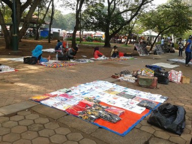 Tak Gentar dengan Penertiban, PKL Kembali Buka Lapak di Monas