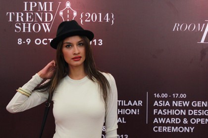 Artis dan Penyanyi Rebecca Reijman Sambangi KPK Terkait Wawan