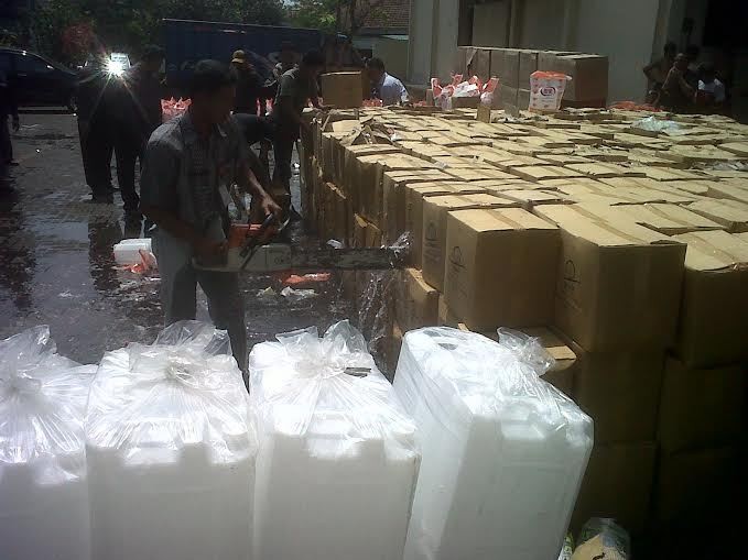 Ribuan Liter Air Zamzam Palsu Produksi Eks TKI Asal Semarang Dimusnahkan