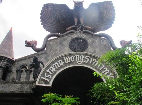 Burung Hantu dan Garuda Jadi Lambang di Rumah Wong Sintinx Ki Joko Bodo