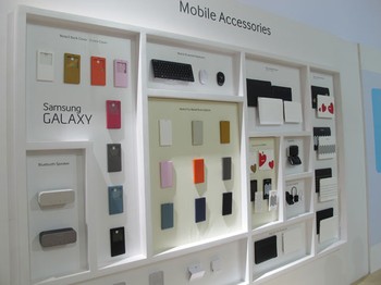 Berbagai pernak-pernik aksesoris gadget Samsung.