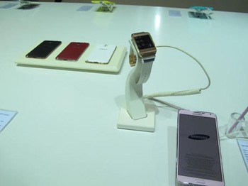 Duet Galaxy Note 3 dan smartwatch Galaxy Gear yang masih menjadi andalan.
