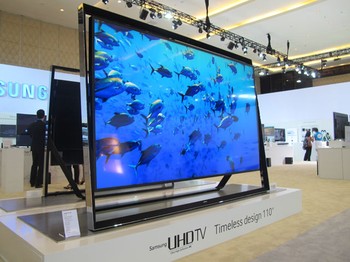 Ini merupakan Ultra HD TV Samsung yang berukuran raksasa, 110 inch. Harganya pun raksasa, mencapai USD 150 ribu atau setara dengan Rp 1,7 miliar (USD 1 = Rp 11.000).