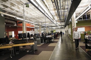 Suasana kantor Facebook di Palo Alto, dijepret pada April 2011. (kredit foto: getty images)     