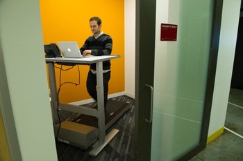 Sambil fitness pun tetap bekerja. (kredit foto: getty images)
