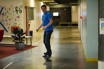Main skateboard juga diperbolehkan. Serius tapi santai. (kredit foto: getty images)