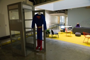 Suasana ruang berkumpul di kantor Facebook. Menarik bukan? (kredit foto: getty images)