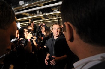 Pendiri Facebook Mark Zuckerberg mengundang wartawan ke kantor pusat perusahaannya. (kredit foto: getty images)