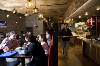 Karyawan Facebook bercengkrama sambil makan bersama. (kredit foto: getty images)