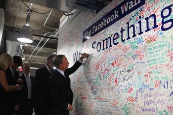 Walikota New York Michael Bloomberg mencoret tembok di kantor Facebook pada kunjungannya di tahun 2011. (kredit foto: getty images)