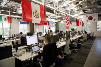 Bendera yang banyak bergelantungan menandakan pekerja Facebook berasal dari seluruh dunia. (kredit foto: getty images)