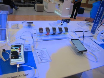 Samsung Galaxy Square menampilkan 6 zona experience dengan konsep Live, Learn, Play, Connect, Entertain, dan Work.