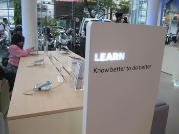 Play, pengunjung dapat mencicipi berbagai game di gadget Samsung yang disediakan.