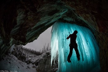 Zizka saat sedang menanjaki batu es berwarna biru di Haffner Creek di Taman Nasional Kootenay, Columbia. (kredit foto: Zizka.ca)