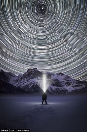Zizka yang berada di Taman Nasional Yoho, Columbia dengan pemandangan langit yang mengesankan. (kredit foto: Zizka.ca)