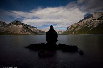 Ziska berpose meditasi. Dengan pemandangan yang luar biasa. (kredit foto: Zizka.ca)