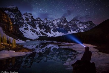 Pemandangan malam hari gunung Rocky dan danau yang terlihat sebagai cermin gunung tersebut terletak di Taman Nasional Banff. (kredit foto: Zizka.ca)