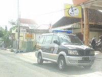 Mobil polisi yang parkir di bawah rambu dilarang parkir. (Foto Woodhim).