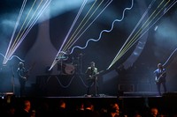 Arctic Monkey membuka set penampilannya dengan membawakan single 'R U Mine'. Ian Gavan/Getty Images.