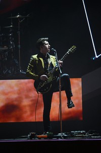 Alex Turner Cs sukes membawakan single tersebut dengan aransemen psychedelic rock. Ian Gavan/Getty Images.