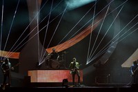 Semua personel tampil kompak mengenakan setelan jas yang necis. Ian Gavan/Getty Images.