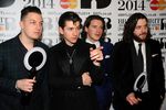 Aksi Panggung Arctic Monkeys di BRIT Awards 2014