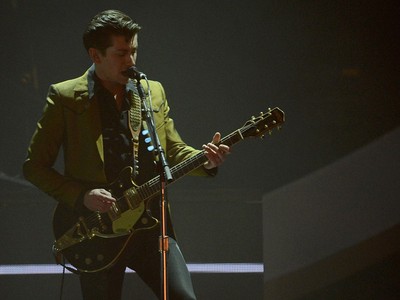 Aksi Panggung Arctic Monkeys di BRIT Awards 2014