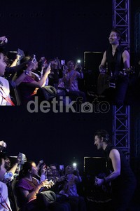 Sang gitaris berkali-kali turun panggung dan mengunjungi penonton barisan paling depan. Asep/detikHOT.