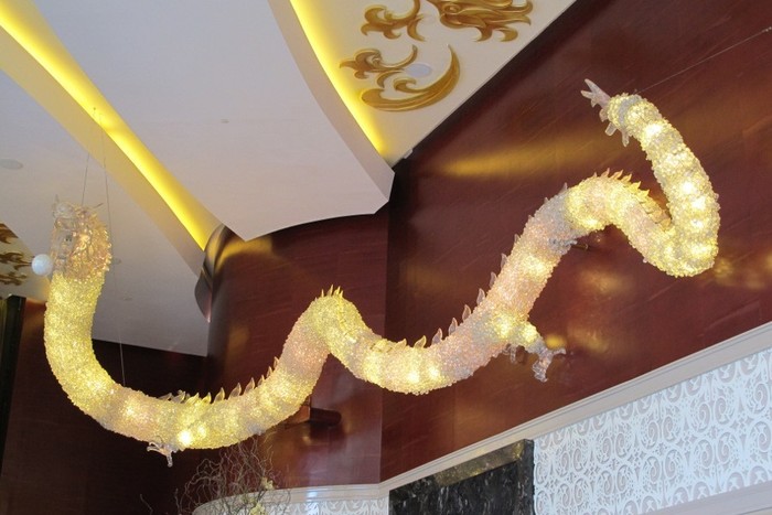 Naga Kristal Menyambut Anda di The Trans Luxury Hotel