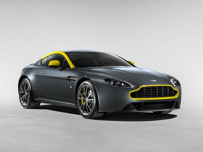 2 Mobil Spesial Aston Martin