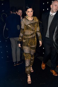 Jessie J tampil dengan jumpsuit ensemble hitam dan emas. Ben A. Pruchnie/Getty Images.