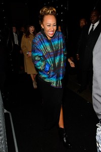 Penyanyi R&B soul Emeli Sande tampil lewat jaket bermotif etnik dipadu dengan rok pensil hitam. Ben A. Pruchnie/Getty Images.