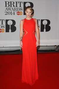 Iggy Azalea, penyanyi hip hop asal Australia ini tampil memukau lewat sleeveless gown merah dari Elie Saab. Anthony Harvey/Getty Images.