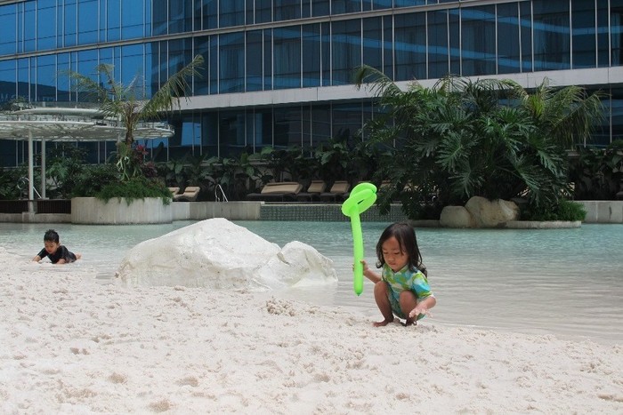 Keren! Ada Pantai & Air Terjun di The Trans Luxury Hotel