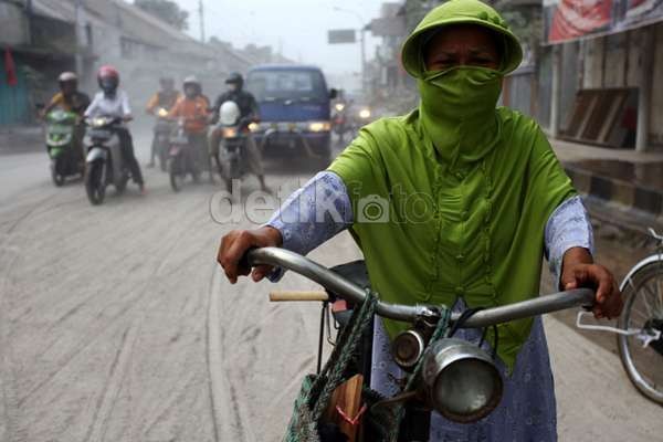 1.315 Warga Yogya Alami ISPA Akibat Abu Vulkanik Kelud