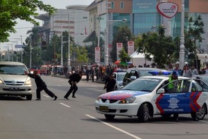 Seru! Simulasi Pengamanan Pemilu di Semarang Bak Film Action