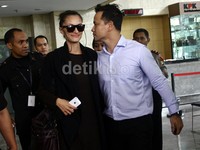 Rebecca yang didampingi suaminya keluar gedung KPK. Lamhot Aritonang/detikFoto.