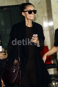 Rebecca meninggalkan gedung KPK setelah menjalani pemeriksaan selama kurang lebih 3 jam. Lamhot Aritonang/detikFoto.
