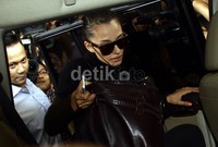 Rebecca masuk ke mobil Mitsubisi Pajero B 79 DDM yang menunggunya di depan gedung KPK. Lamhot Aritonang/detikFoto.