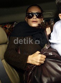 Rebecca datang ke KPK dengan mengenakan pakaian dan kacamatan hitam. Lamhot Aritonang/detikFoto.