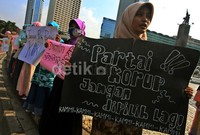 Kesatuan Aksi Mahasiswa Muslim Indonesia  (KAMMI) menggelar aksi simpatik menjelang pemilu 2014 di kawasan Bundaran Hotel Indonesia.