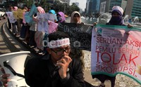Dalam aksi mereka membawa banner dan kertas yang berisikan ajakan untuk tidak memilih partai dan caleg yang korup.     